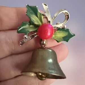 VINTAGE GOLD TONE HOLLY
BELL DROP DANGLE
CHRISTMAS BROOCH PIN
MISTLETOE BERRIES